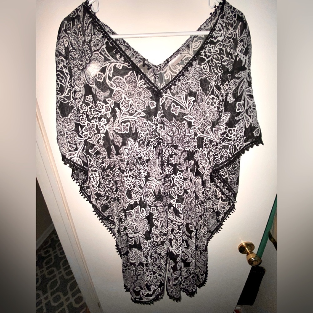 Never worn but no tags, black and white patterned swim coverup.